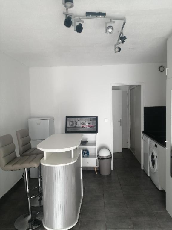 Appartement Studio Port de Hyeres 5 avenue de la méditerranée 83400 Hyères