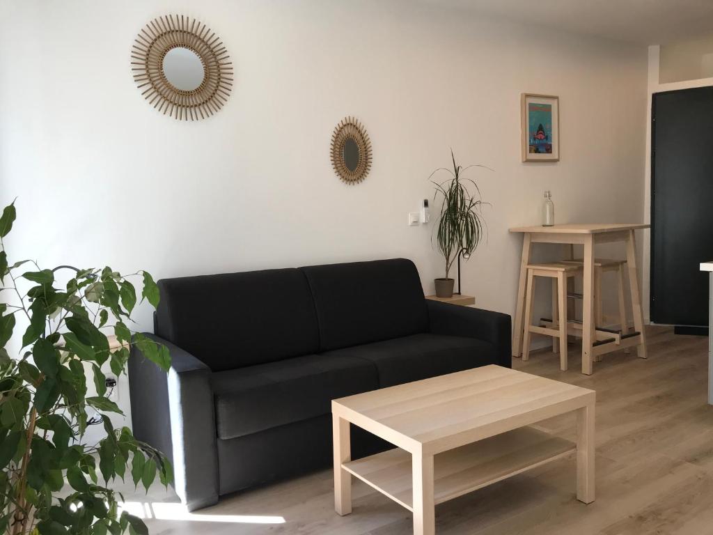 Appartement Studio Port Moderne HyperCentre Lumineux Climatisé 3ème étage 2 Place Gambetta 83000 Toulon