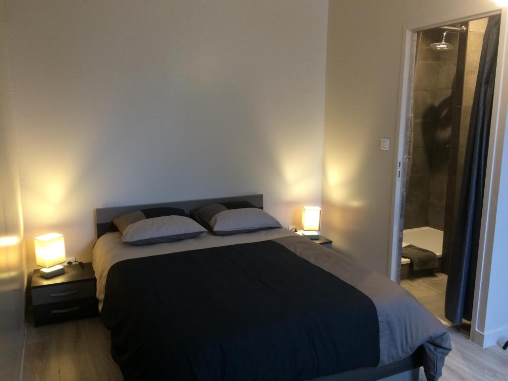 Appartement STUDIO proche gare avec kitchenette et wifi - porte rouge 1 Ter avenue Charles De Gaulle 24800 Thiviers 24800 Thiviers