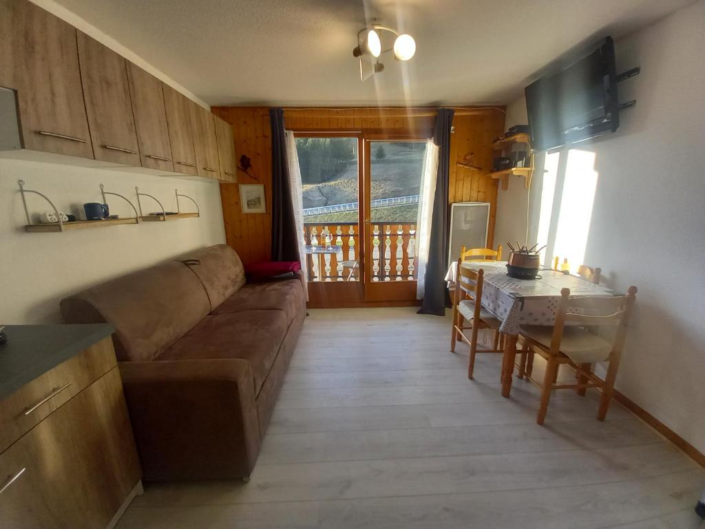 Appartement Studio proche pistes de ski avec panorama sur les Alpes Batiment Edelweiss B 1992 D32 74430 Le Biot