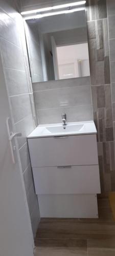 STUDIO REFAIT A NEUF - 200M DE LA PLAGE