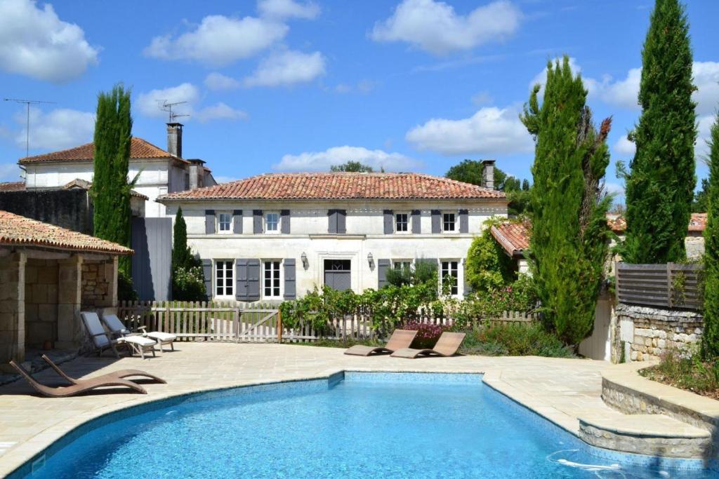 Studio refait à neuf avec cuisine équipée R1 33390 Blaye