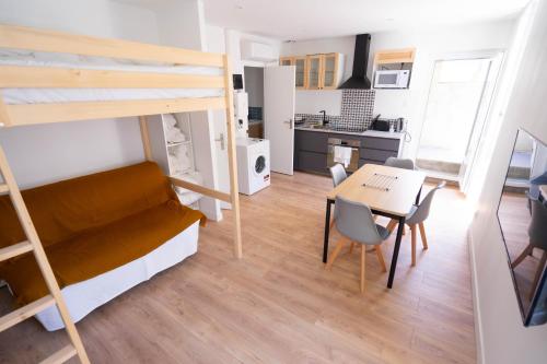 Studio refait à neuf avec cuisine équipée R1