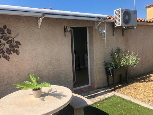 Studio refait à neuf avec jardin Aigues Mortes