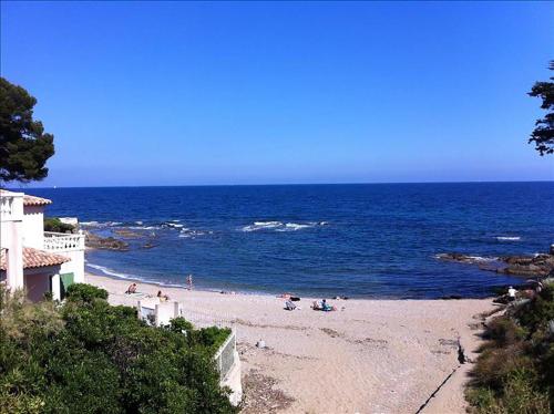 Studio rénové à 50 m des plages