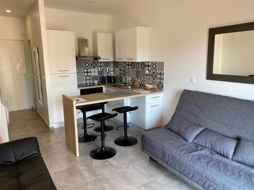 Studio rénové à 50 m des plages