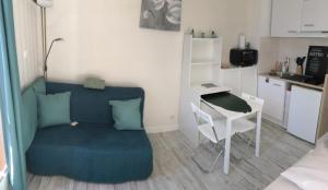 Studio rénové balcon ensoleillé et calme