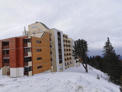 Studio rénové Chamrousse, au pied des pistes.