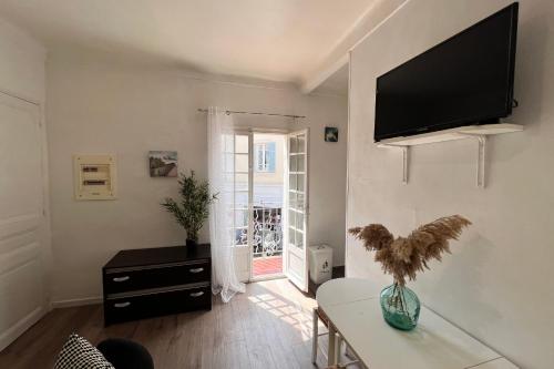 Studio rénové dans le coeur du vieil Antibes wifi climatisation