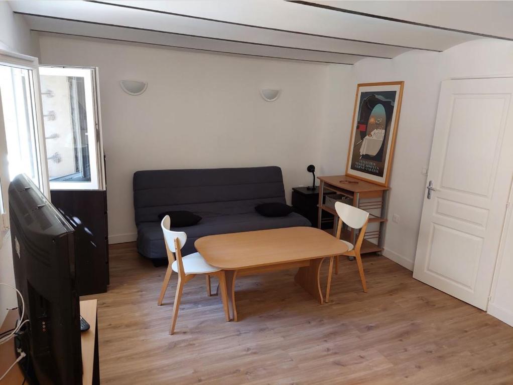 Appartement Studio rez-de-jardin 30m² avec cuisine équipée en centre-ville et 9 mn a pied des plages 126 Boulevard Georges Clemenceau 83700 Saint-Raphaël