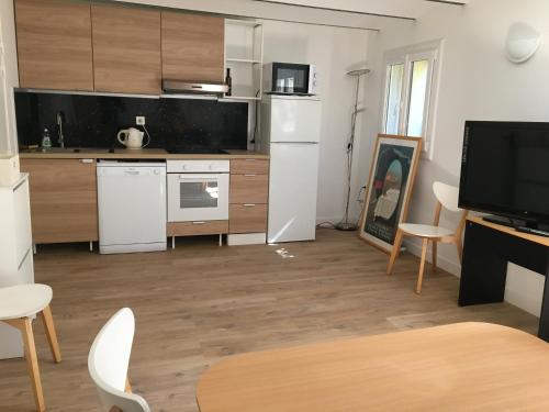 Studio rez-de-jardin 30m² avec cuisine équipée en centre-ville et 9 mn a pied des plages
