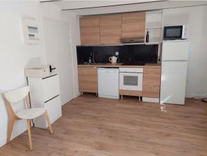 Studio rez-de-jardin 30m² avec cuisine équipée en centre-ville et 9 mn a pied des plages