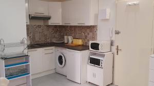 Studio rue piétonne proche plage