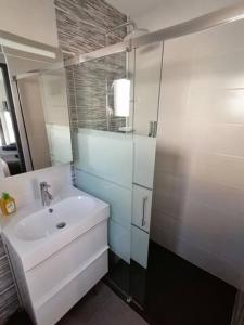 Studio SOLEIL, Neuf, classé 3 étoiles, Clim, Wifi, Lave-linge, Lit King Size, au calme et à 800m plages de Valras Plage