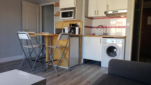 Studio spacieux proche plage. Wi-fi, climatisation