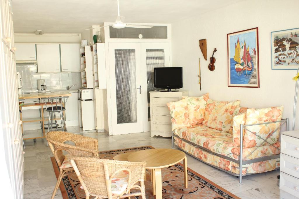 STUDIO STANDING BORD DE MER ET VUE LES REMPARTS 43 Boulevard Albert 1er, 06600 Antibes