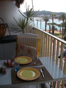 STUDIO STANDING BORD DE MER ET VUE