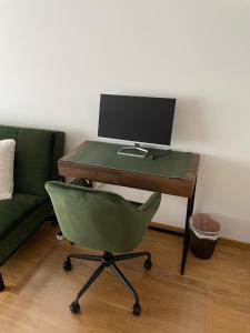 Studio Stevie Nicks I Parking Spot I Workplace I 24in Screen I Kitchen I PS4