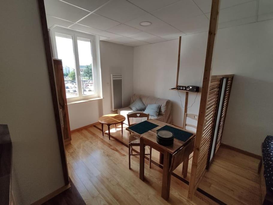 Appartement Studio sympa avec petit déjeuner entre canal et Loire 6 Place Aristide Briand 42300 Roanne