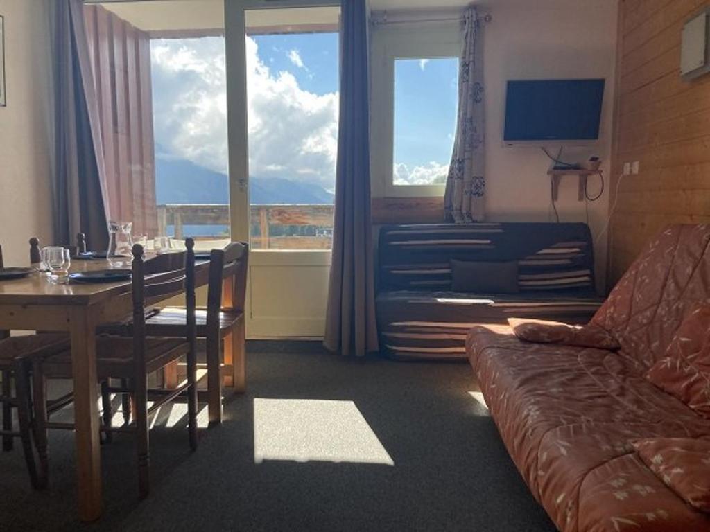 Studio tout confort avec terrasse. Piscine en supplément