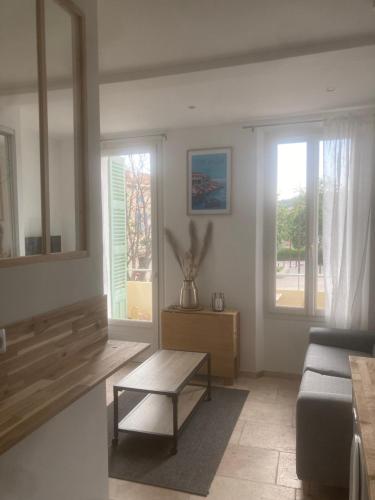 Studio village provençal refait à neuf