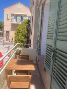 Studio village provençal refait à neuf