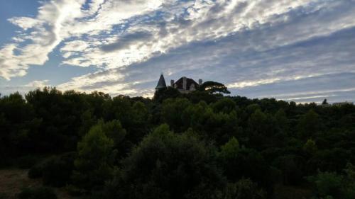 STUDIO VUE MER ET CHATEAU EN PROVENCE