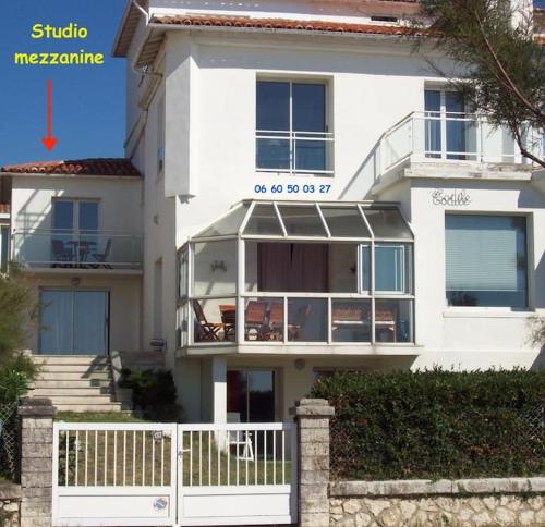 Studio vue mer et plage, terrasse côté mer