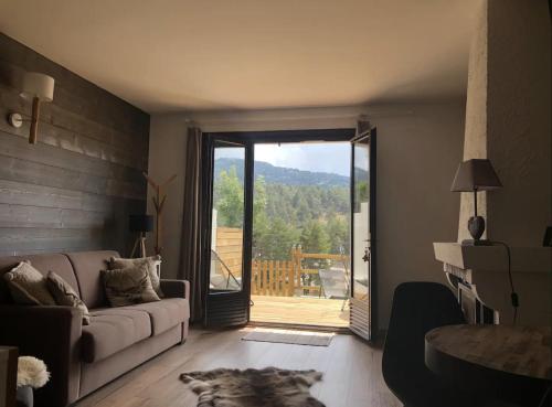 Studio vue montagne avec jardin