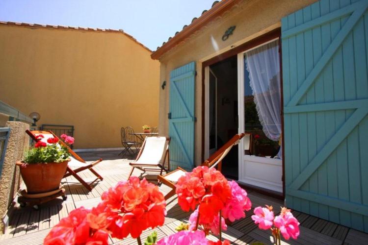 Studio vue port à 500m de la plage
