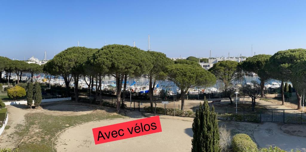 Studio vue port à 500m de la plage Croisiere,18 Route des Marines, 30240 Le Grau-du-Roi