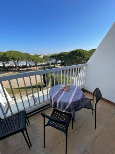 Studio vue port à 500m de la plage