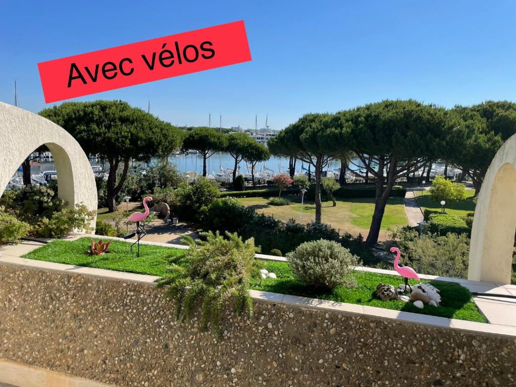 Studio vue port, belle terrasse, piscine Quai Aux Fleurs, 14 Route des Marines, 30240 Le Grau-du-Roi