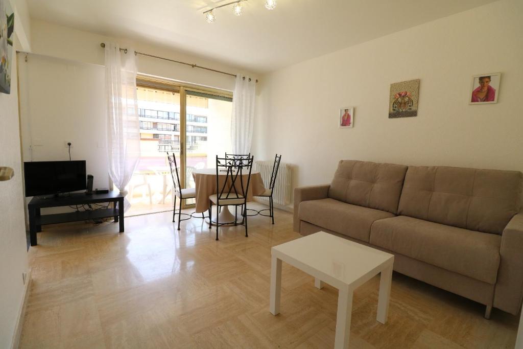 Studio with balcony, Palais Royal, 1 min Croisette, 8 mins from the Palais 108 PALAIS ROYAL 6 Rue du Général Ferrié, 06400 Cannes