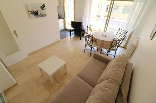 Studio with balcony, Palais Royal, 1 min Croisette, 8 mins from the Palais 108