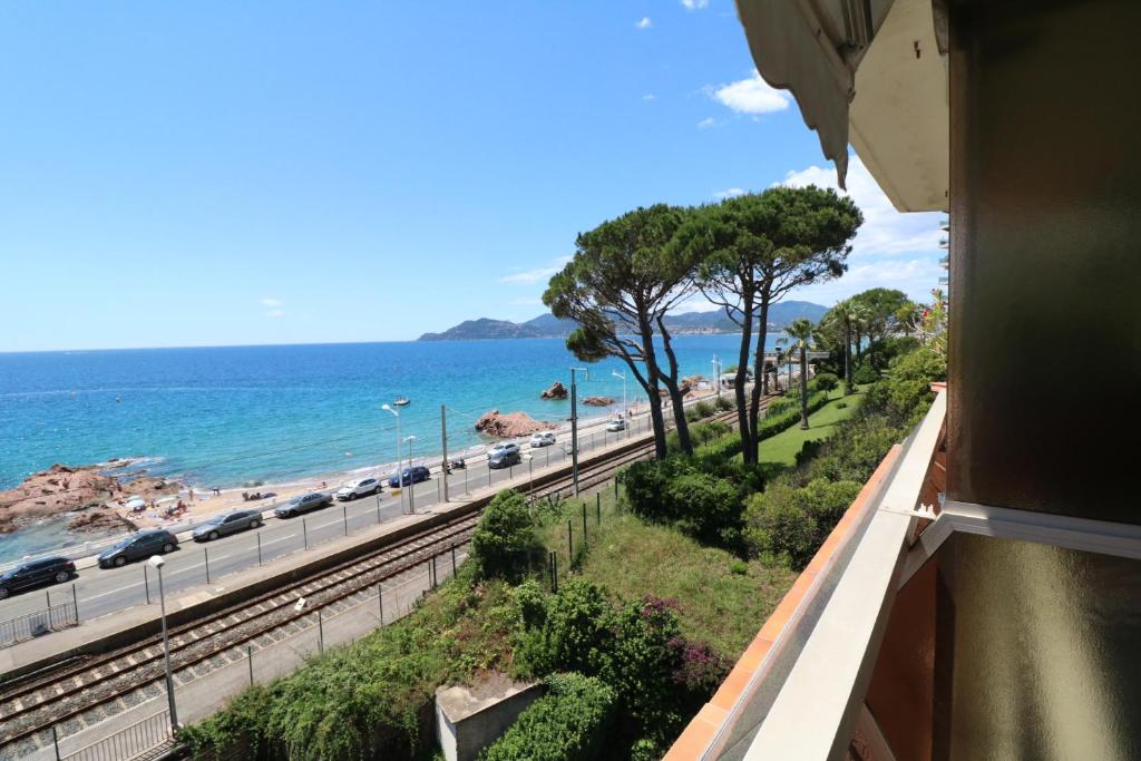 Studio with beautiful sea view and direct beach access 2 Rue Louis Armand, 06150 Cannes