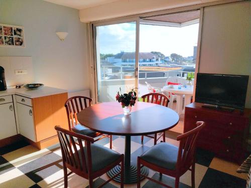 Studio with partial sea views in the popular seaside resort of Benodet