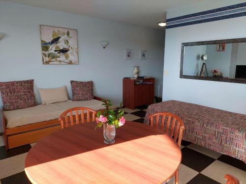 Studio with partial sea views in the popular seaside resort of Benodet