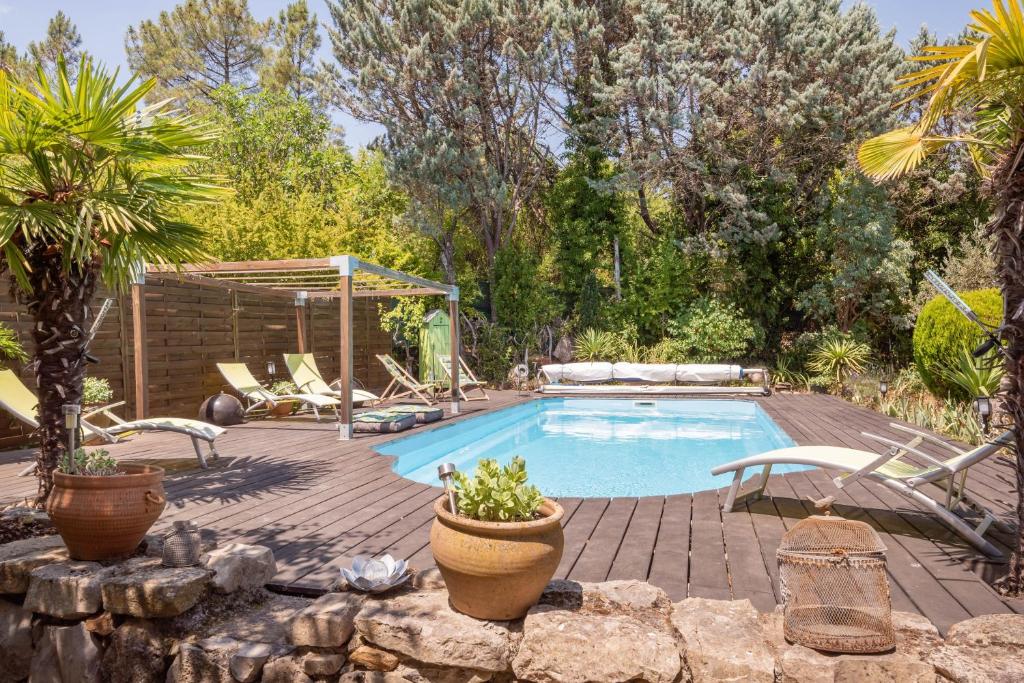 Studio with pool in garden Park naerby spas and views at the Mont Ventoux 26570 Montbrun-les-Bains