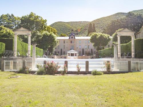 Studio with pool in garden Park naerby spas and views at the Mont Ventoux