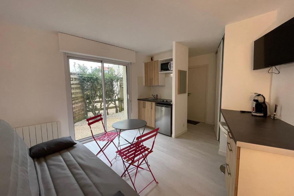 Appartement Studio with private terrace near the Old Port 43 Rue Sardinerie 17000 La Rochelle