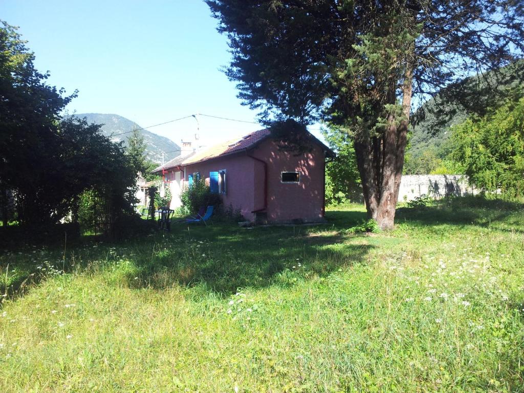 Studio with terrace and sea view, 10 min to the beach