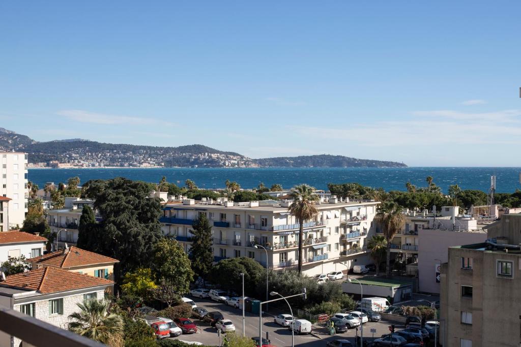 Studio with terrace and sea view, 10 min to the beach 21 Rue Marie Bashkirtseff, 06200 Nice