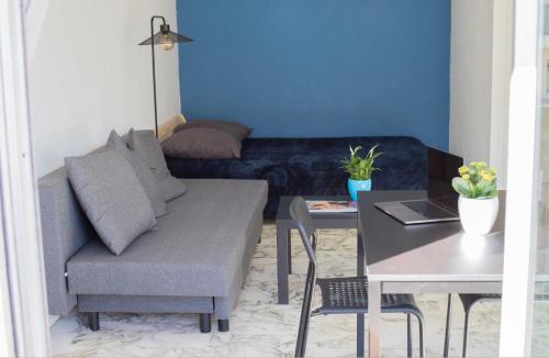 Studio with terrace and sea view, 10 min to the beach