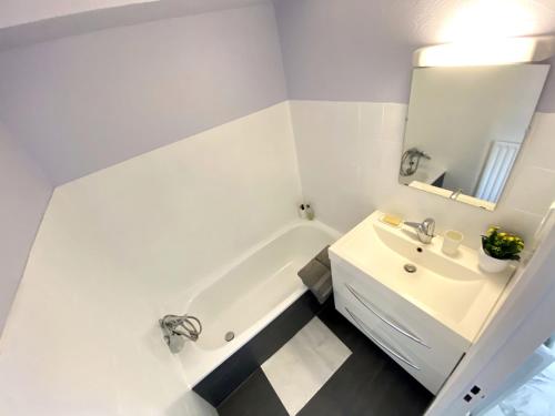 Studio with terrace and sea view, 10 min to the beach