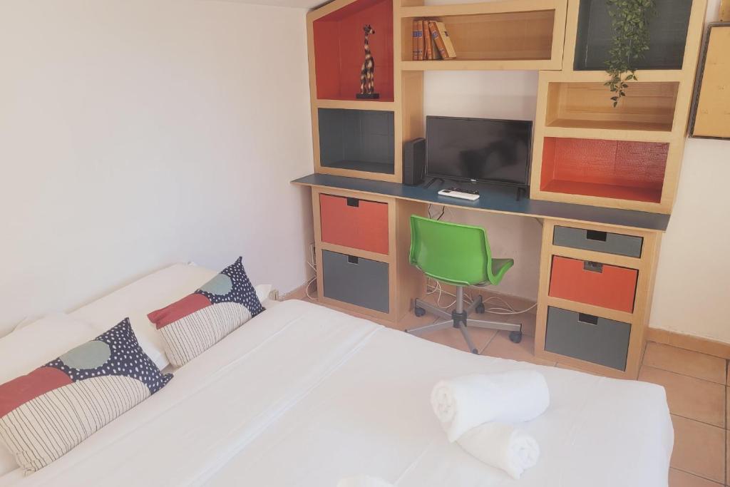 Appartement Studio With Wifi For 2 Near Remparts D'avignon 9 Rue de la Bourse 84000 Avignon