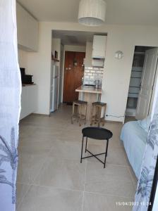 Studio zen avec balcon en plein centre