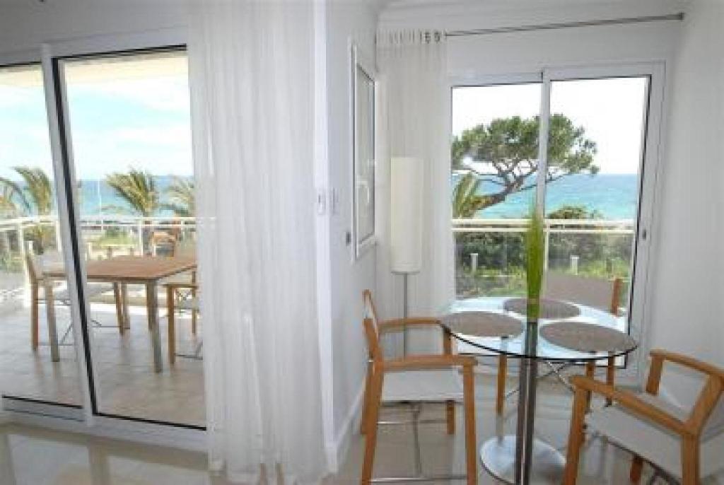 Stunning 2 Bed, 2 Bath Apt on the Cannes sea front has swimming pool and is a secure modern building 464 20 Boulevard du Midi, 06400 Cannes