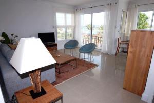 Stunning 2 Bed, 2 Bath Apt on the Cannes sea front has swimming pool and is a secure modern building 464