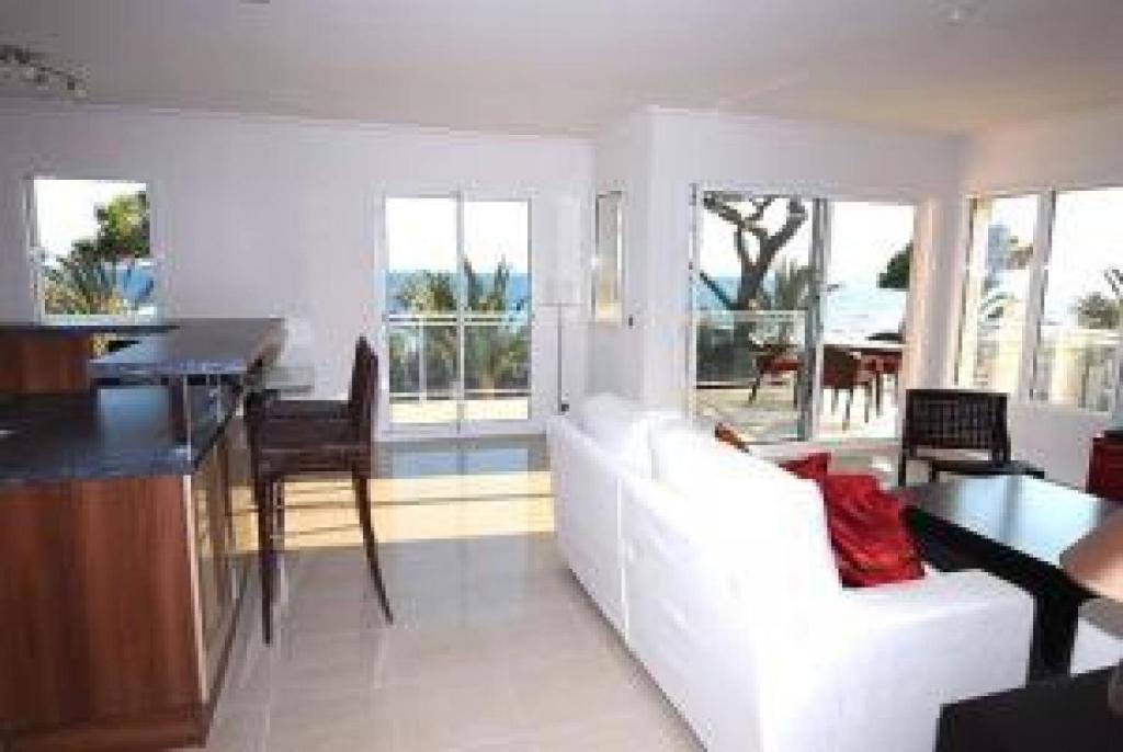Stunning 2 Bed Apt on the seafront of Cannes in a high class secure building with swimming pool 463 20 Boulevard du Midi, 06400 Cannes